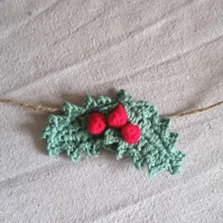 Weihnachtliche gehäkelte Girlande mit Stechpalmen