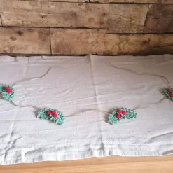 Weihnachtliche gehäkelte Girlande mit Stechpalmen