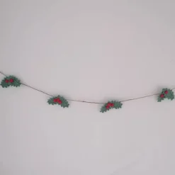 Weihnachtliche gehäkelte Girlande mit Stechpalmen