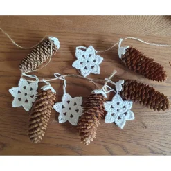 Weihnachtliche Girlande mit gehäkelten Sternen und echten Zapfen – Rustikale Wanddeko für Winter und Weihnachten