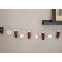 Weihnachtliche Girlande mit gehäkelten Sternen und echten Zapfen – Rustikale Wanddeko für Winter und Weihnachten