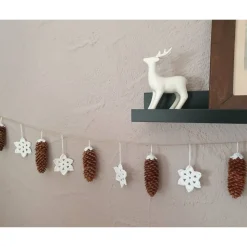 Weihnachtliche Girlande mit gehäkelten Sternen und echten Zapfen – Rustikale Wanddeko für Winter und Weihnachten