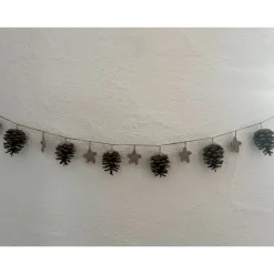 Weihnachtliche Kieferzapfen-Girlande mit gehäkelten Sternen - Natürliche rustikale Deko