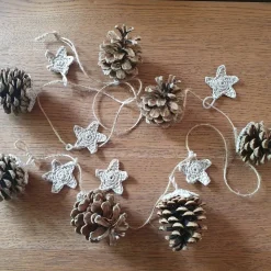 Weihnachtliche Kieferzapfen-Girlande mit gehäkelten Sternen - Natürliche rustikale Deko