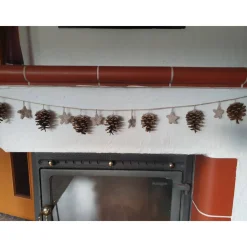 Weihnachtliche Kieferzapfen-Girlande mit gehäkelten Sternen - Natürliche rustikale Deko