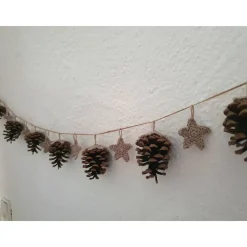 Weihnachtliche Kieferzapfen-Girlande mit gehäkelten Sternen - Natürliche rustikale Deko