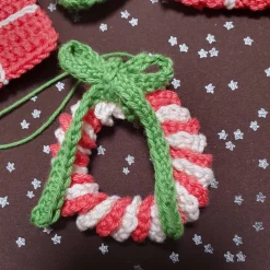 Weihnachtlicher Baumschmuck, gehäkelt in traditionellen Farben rot, grün, weiß