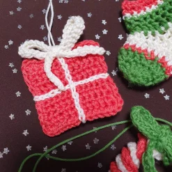 Weihnachtlicher Baumschmuck, gehäkelt in traditionellen Farben rot, grün, weiß