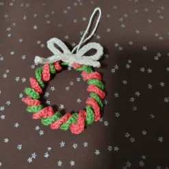 Weihnachtlicher Baumschmuck, gehäkelt in traditionellen Farben rot, grün, weiß