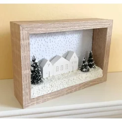 Weihnachtlicher Bilderrahmen mit beleuchtetem, verschneitem Dorf – winterliche Deko zum Hängen oder Stellen