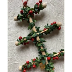 Weihnachtlicher Friesenbaum mit Dekorationselementen