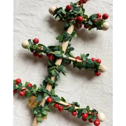 Weihnachtlicher Friesenbaum mit Dekorationselementen