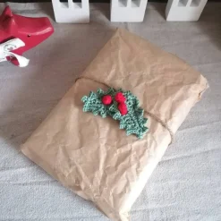 Weihnachtlicher Geschenkanhänger mit Stechpalmenblatt, gehäkelte Weihnachtsdeko