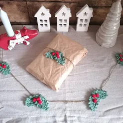 Weihnachtlicher Geschenkanhänger mit Stechpalmenblatt, gehäkelte Weihnachtsdeko
