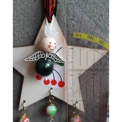 Weihnachtlicher Holzstern Anhänger mit Perlenengel – Unikate Deko für Baum & Fenster