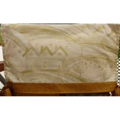 Weihnachtlicher Kissenbezug mit Schleifen zum Schließen