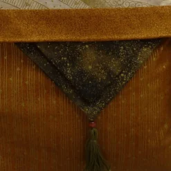 Weihnachtlicher Kissenbezug mit Schleifen zum Schließen