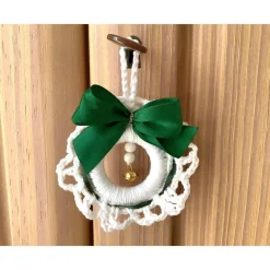 Weihnachtliches Häkelkränzchen Baumschmuck in weiß mit grüner Schleife von Hobbyhaus