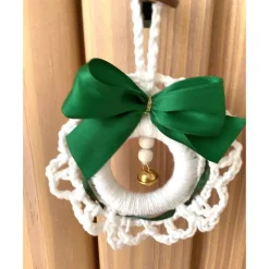 Weihnachtliches Häkelkränzchen Baumschmuck in weiß mit grüner Schleife von Hobbyhaus