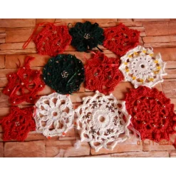 Weihnachts Deko Set,11 handgehäkelte kleine Anhänger in Deckchenform ,Fensterschmuck,Christbaumschmuck,
