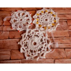 Weihnachts Deko Set,11 handgehäkelte kleine Anhänger in Deckchenform ,Fensterschmuck,Christbaumschmuck,