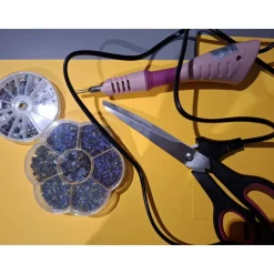 Weihnachtsbaum aus Filz mit funkelnden Steine doppelseidig verziert