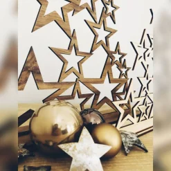 Weihnachtsbaum aus Holz mit Sternen, moderne Weihnachtsdekoration, Weihnachtsdekor, verschiedene Farben und Größen