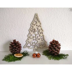 Weihnachtsbaum mit Sternmuster aus Holz