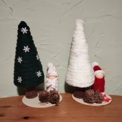 Weihnachtsbaum Tischdeko – Handgemachte weihnachtliche Tischdekoration mit Holzpüppchen & Lärchenzapfen