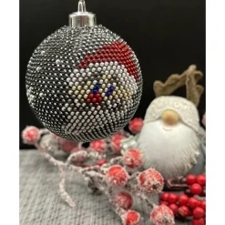 Weihnachtsbaumkugeln gehäkelt aus kleinen Glasperlen. Weihnachtsbaumschmuck Kugeln Glasperlen