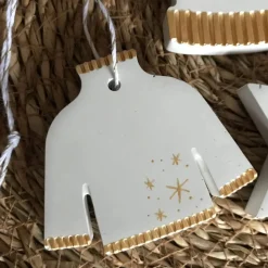 Weihnachtsbaumschmuck, Geschenkanhänger aus Beton, Set mit 6 st, weiß mit gold handbemalt