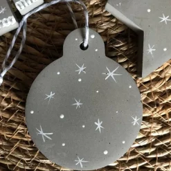 Weihnachtsbaumschmuck, Geschenkanhänger aus Beton, Set mit 6 st, grau mit weiß handbemalt