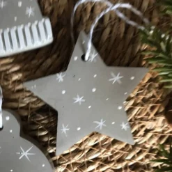 Weihnachtsbaumschmuck, Geschenkanhänger aus Beton, Set mit 6 st, grau mit weiß handbemalt