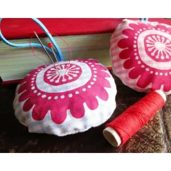 Weihnachtsbaumschmuck, Nadelkissen, Blume, handgenäht und handbedruckt