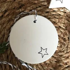 Weihnachtsbaumschmuck, schlichte hübsche Geschenkanhänger aus Beton, weiß mit Sternchen