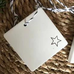 Weihnachtsbaumschmuck, schlichte hübsche Geschenkanhänger aus Beton, weiß mit Sternchen