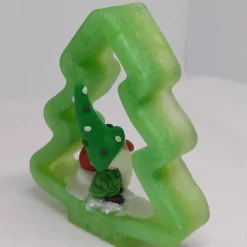 Weihnachtsdeko apfelgrün und rot Tanne mit Wichtel- aus epoxidharz und Polymer Clay