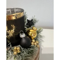 Weihnachtsdeko auf Baumscheibe mit Teelichtglas
