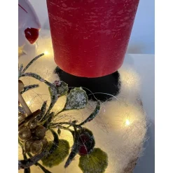 Weihnachtsdeko auf Baumscheibe mit Schneemann und Kerze