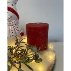 Weihnachtsdeko auf Baumscheibe mit Schneemann und Kerze