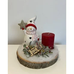 Weihnachtsdeko auf Baumscheibe mit Schneemann und Kerze