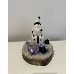 Weihnachtsdeko auf Baumscheibe mit Geschenk und Weihnachtsmann led lila