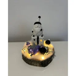 Weihnachtsdeko auf Baumscheibe mit Geschenk und Weihnachtsmann led lila