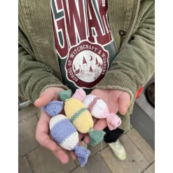 Weihnachtsdeko Bonbon gestrickt Christbaumschmuck Anhänger Geschenkanhänger aus Baumwolle rosa blau gelb grau