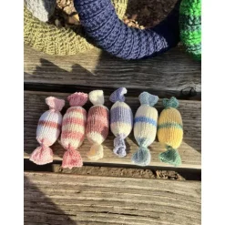 Weihnachtsdeko Bonbon gestrickt Christbaumschmuck Anhänger Geschenkanhänger aus Baumwolle rosa blau gelb grau