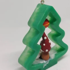 Weihnachtsdeko grün und rot Tanne mit Wichtel- aus epoxidharz und Polymer Clay