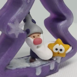 Weihnachtsdeko lila und silber Tanne mit Wichtel- aus epoxidharz und Polymer Clay