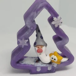 Weihnachtsdeko lila und silber Tanne mit Wichtel- aus epoxidharz und Polymer Clay