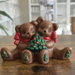Weihnachtsdekoration - Teddybären mit Weihnachtsbaum - Keramik -