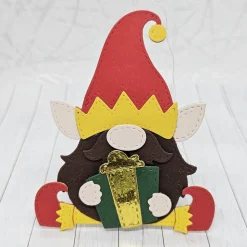 Weihnachts-Geschenkbox "Wichtel-Elf & Gaben" | Handgemachte Verpackung mit Lichterkette und abnehmbarem Elf-Anhänger